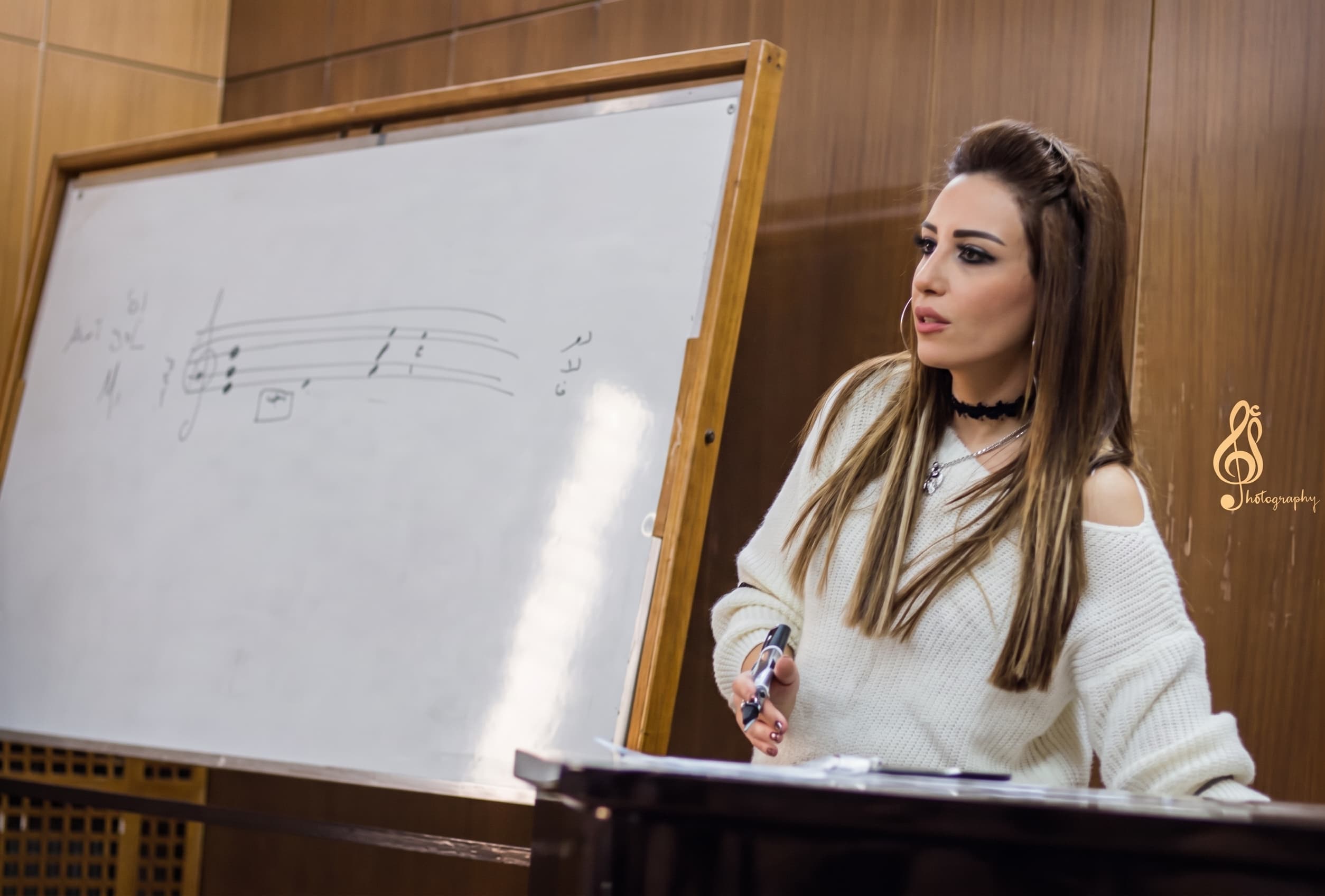Salma geeft een muziektheorieles op het whiteboard tijdens een workshop
