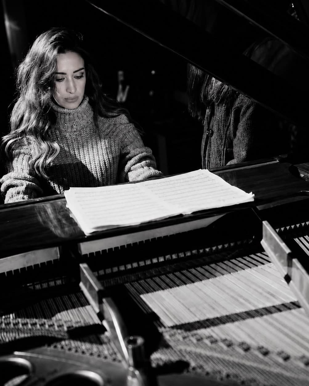 Salma speelt piano uit bladmuziek