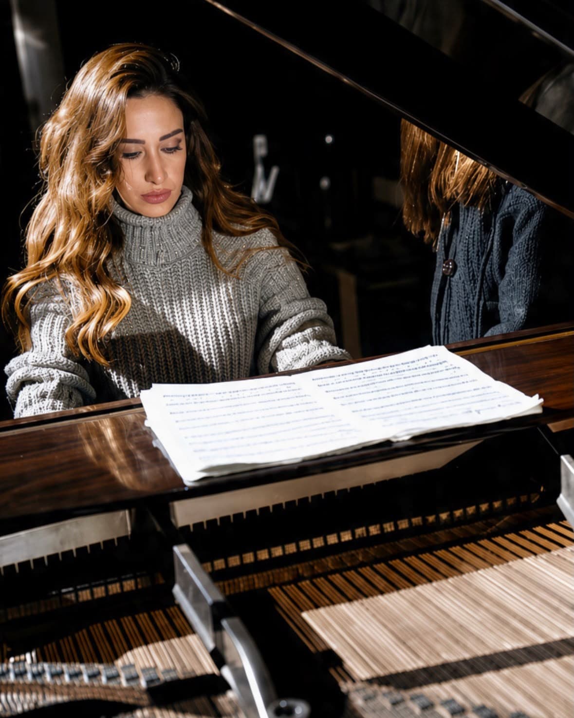Salma achter de vleugelpiano, spelend uit bladmuziek